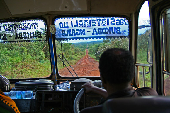 Autobus firmy VISRAT a syn. Cesta z Kigomy do Bukoby, kdy zrovna nepr.