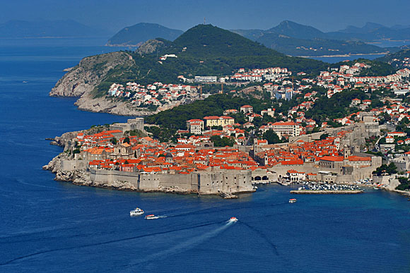 Dubrovnk - Star msto, za nm nov tvrti Lopu (vlevo) a Babin Kuk (vpravo) a ostrovy Koloep, Lopud, ipan a Mljet.