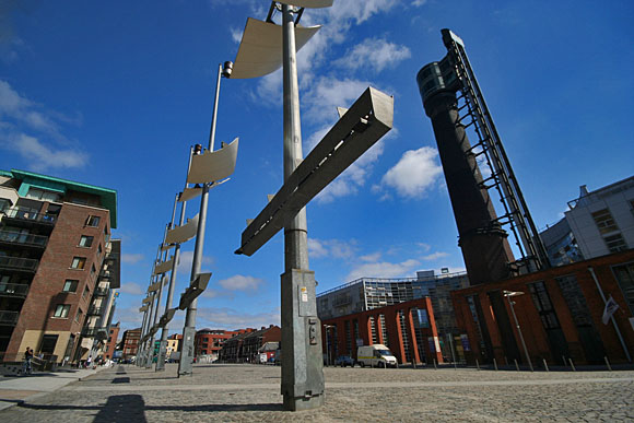 Smithfield. To vlevo jsou plynov lapmy vysok 26 metr, to vpravo vyhldkov v-komn, ze kter nen nic vidt.