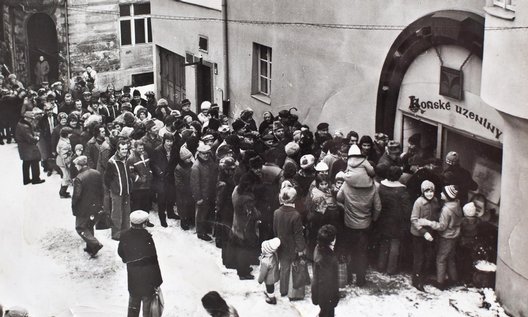 Znm fotografie fronty ped tborskm eznictvm 