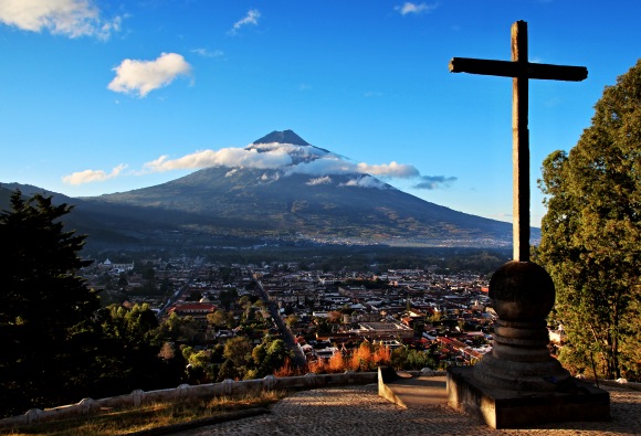 Antigua, pohled z Cerro de la Cruz, za mstem vulkn Agua.