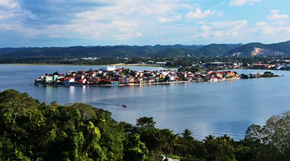 Ostrov Flores z vyhldku El Mirador
