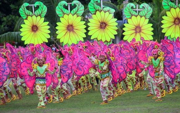 Karneval v mst Anda, Bohol.