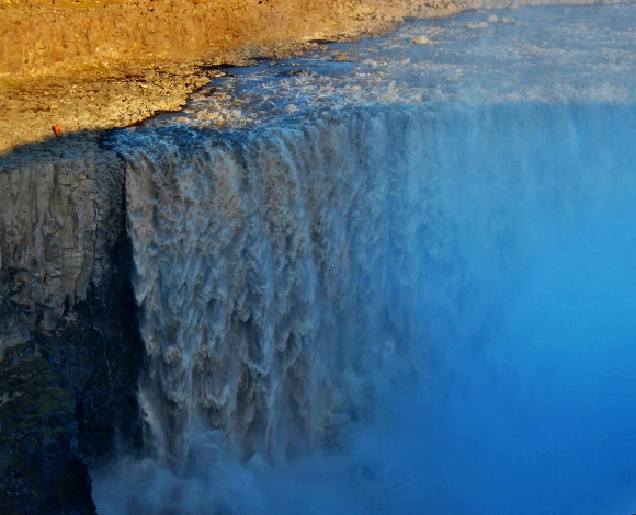 Vletnk u vodopdu Dettifoss