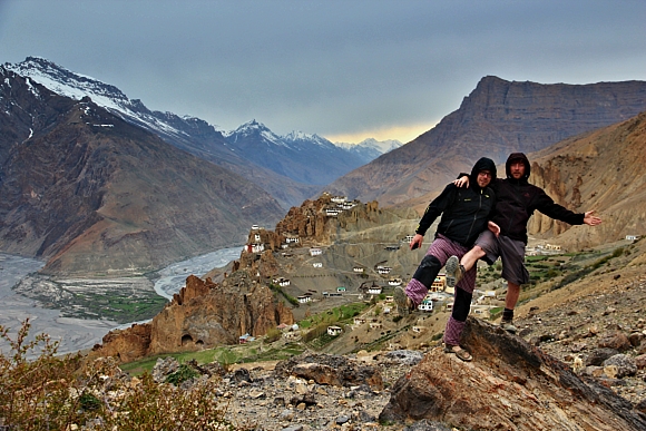 Expedinci vrvoraj s Dhankarem a dolm Spiti za zdy.