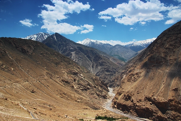 dol Spiti. Dole eka Spiti a na srzech traverzujc silnice.