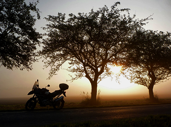 jnov slunce, jnov mlha a namrzl motocykl