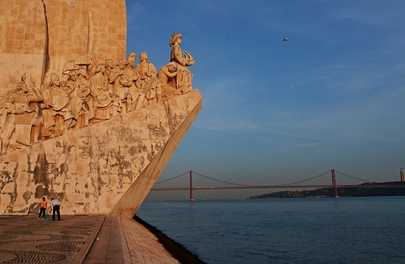 Monument objevitel, Ponte 25 de Abril a Airbus 320 portugalskch aerolini