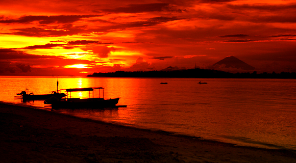 Zpad slunce na Gili Air. V pozad ostrov Bali se sopkou Gunung Agung.