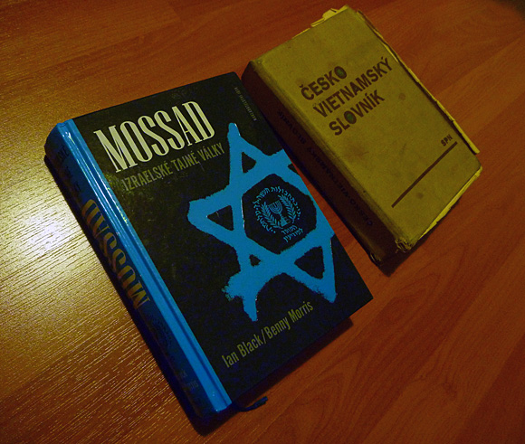 Knihy Mossad a esko-vietnamsk slovnk