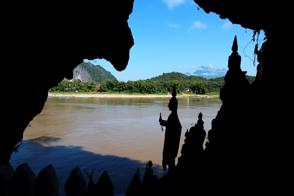 Jeskyn Pak Ou je pln turist a soek Buddh. 