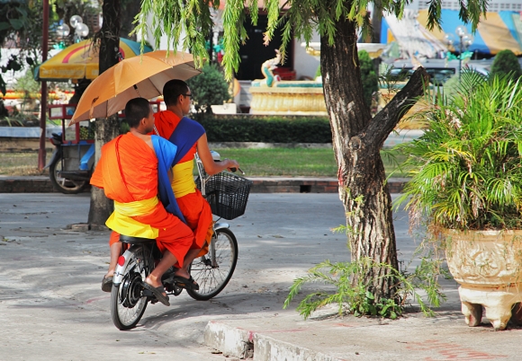 Ospal ulice laoskho Pakse a lenov motocyklovho gangu z kltera Wat Luang.