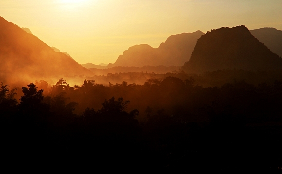 Zpad slunce u Vang Vieng jest doprovzen rykem pubertln mldee z Evropy i USA