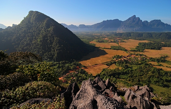 Rann mlhy severn od Vang Vieng, dole vesnika Pha Ngeun. 