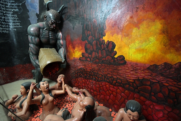 Diorama uvnit sochy.