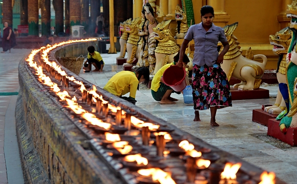Uklzeky u pagody Shwedagon