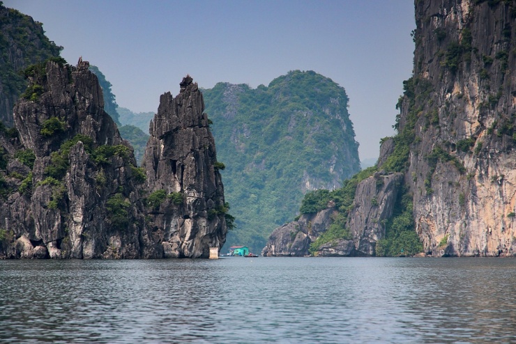 vietnam2012-017 Scenerie jsou obzvláště mimo turistickou sezónu překvapivě prázdné a místo povykování turistů zní nad klidnými vodami štěkot ošklivých psů místních rybářů.